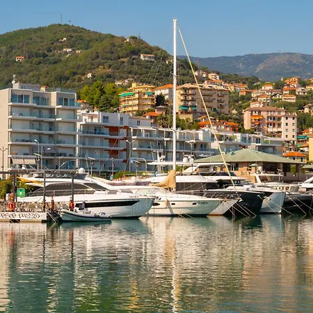 Appartement Premium Sea View - Free Parking - 4 Min Varazze